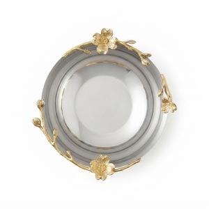 Cuenco decorativo de acero inoxidable con base floral de latón dorado, elegante centro de mesa para ensaladas de frutas y decoración del hogar. - Product Image 3