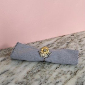 Anneau de serviette en forme de tournesol, décoration de table élégante, accessoire de luxe pour la décoration de la maison, les mariages, les fêtes et la mise en valeur de la table. - Product Image 4