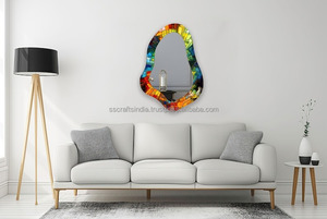 Espejo de pared de resina de alta demanda Acento elegante y funcional para el hogar para pasillos o baños Uso disponible al mejor precio - Product Image 3