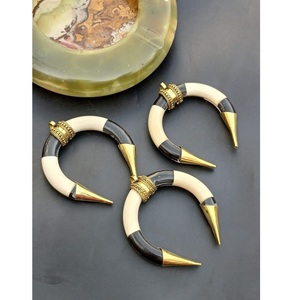 Colgante Único de Hueso en Forma de Luna Creciente con Doble Colmillo de 3 Pulgadas con Incrustaciones de Latón y Acabado en Oro y Plata - Product Image 5