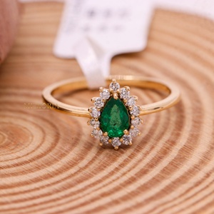 Anillo de Oro Amarillo Sólido de 14K con Esmeralda Natural en Forma de Pera y Diamantes Engastados en Racimo, Joyería Fina, Memoria Jewels - Product Image 3