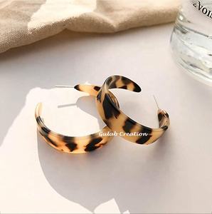 ต่างหูห่วงเรซินอินเทรนด์ต่างหูเม็ดกลมกระดองเต่าเครื่องประดับอะคริลิคสไตล์ย้อนยุคน้ำหนักเบาสำหรับผู้หญิงสวมใส่แฟชั่น - Product Image 3