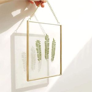 Cadre photo flottant en métal doré avec chaîne de suspension pour fleurs pressées et photos, décoration murale moderne, cadre photo. - Product Image 1