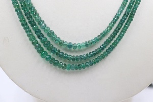 Collier de rondelles à facettes d'émeraude zambienne naturelle à 3 brins avec perles de pierre d'émeraude de 2.5 à 4mm - Product Image 2