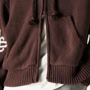 Sudadera con Capucha de Punto Grueso con Cierre y Emblema Bordado en Color Marrón Chocolate, Sudadera de Punto Elegante y Cómoda, Perfecta para el Día a Día - Product Image 4