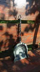 Recogedor de cenizas de metal forjado para chimenea: Decoración para el hogar con mango retorcido - Product Image 2