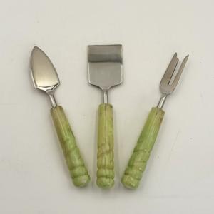 Ensembles de Spatules à Fromage en Acier Inoxydable Argenté avec Manche en Résine pour Usage Domestique et Professionnel (Couteau à Fromage) - Product Image 2