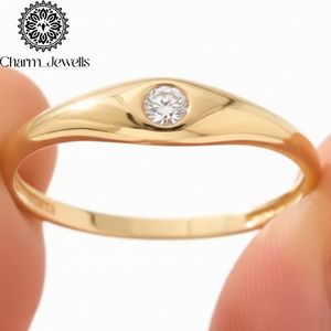 แหวนหมั้นมอยซาไนต์ทองคำสีเหลือง Charm_Jewells ทรงกลมเจียระไนแบบบริลเลียนท์ ตัวเรือนแบบเบเซล สไตล์คลาสสิก สำหรับทั้งชายและหญิง - Product Image 1