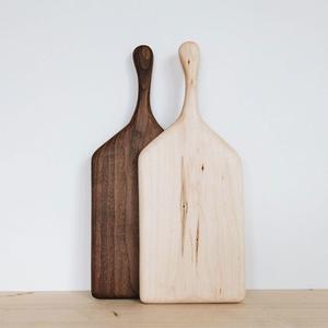 Planche à découper en bois avec surface de préparation en bois fini lisse, plateau rectangulaire arrondi et trou de suspension - Product Image 2