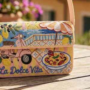 Sac de rangement rectangulaire bohème brodé à la main La Dolce Vita avec design en perles de paille, tissu cousu rose et jaune - Product Image 4