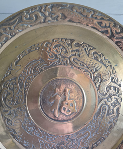 Assiette de présentation ronde décorative traditionnelle chinoise en laiton avec gravure du caractère Fu et support de présentation, conteneur métallique Global - Product Image 5
