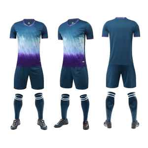 Vêtements de sport d'extérieur pour jeunes, sublimation personnalisée, couleurs, style, tissu et logo sur mesure, ensemble deux pièces (maillot et short) pour le football. - Product Image 4