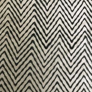 Tela de Algodón Estampada a Mano – Patrón Chevron Zigzag Blanco y Negro, Textil Indio Moderno - Product Image 3