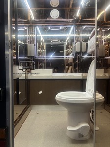 Remolque de Baño Móvil Personalizado para Exteriores, Inodoro Portátil Automático de Lujo con Tanque de Agua Limpia y Tanque de Aguas Residuales - Product Image 3