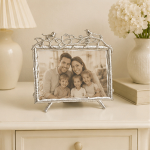 Cadre photo en métal argenté artisanal avec motif d'oiseaux amoureux sur branche, cadre photo de table pour mariage et décoration intérieure - Product Image 6