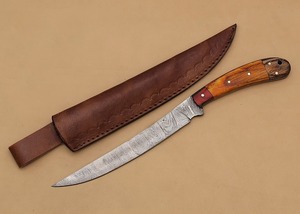 Cuchillo de caza hecho a mano con hoja de acero de Damasco, mango de madera y filo biselado. - Product Image 2