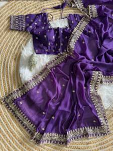 Sari de seda Aarco Georgette con bordado de diseñador, trabajo de lentejuelas y borde de hilo multicolor, con blusa completamente cosida. - Product Image 2
