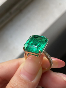 Bague classique en or 14 carats avec émeraude taille émeraude et accents de diamants, style fiançailles classique, certifiée IGI - Product Image 3