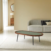 Table basse moderne de luxe en marbre vert émeraude avec structure en bois de teck massif et pieds en métal, fabriquée à la main pour le salon