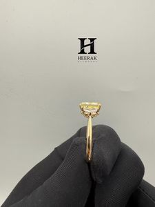 Bague de fiançailles de luxe en or jaune 14 carats avec diamant de laboratoire jaune vif taille radiant et trois pierres, ornée d'un diamant demi-lune - Product Image 1