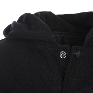 Blouson universitaire noir à capuche, corps en laine, manches en cuir grainé, vêtement d'extérieur haut de gamme personnalisé - Product Image 2