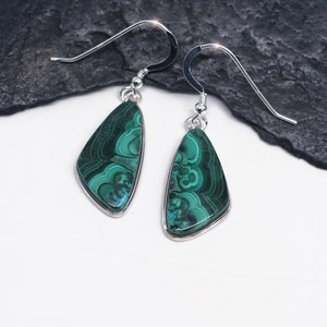 Magnifiques boucles d'oreilles pendantes vintage en laiton sterling et pierre de malachite, cadeau haut de gamme à prix de gros - Product Image 6