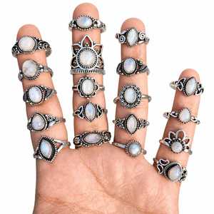 Anillos de Latón con Piedra Lunar Arcoíris de Ethereal Glow Jewelry Town, Gemas Naturales Hechas a Mano, Bañados en Plata, Estilo Bohemia Chic - Product Image 1
