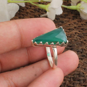 Bague en argent sterling 925 avec onyx vert naturel, sertie de griffes, bague solitaire en pierre précieuse, bijou fantaisie pour femme, fabrication artisanale sur mesure - Product Image 1