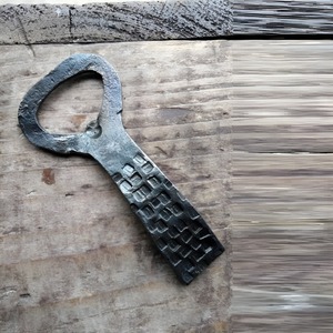 Abridor de botellas de hierro fundido forjado a mano con acabado en polvo negro mate para decoración de bar, accesorios de bar y regalos. - Product Image 1