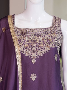 Ensemble Kurti et pantalon sexy avec broderies et dupatta pour les occasions festives, disponible auprès d'un exportateur indien. - Product Image 5