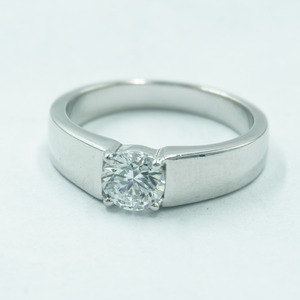 Bague de fiançailles classique en or blanc avec diamant moissanite taille ronde à 4 griffes style cathédrale pour femme, produit fait main - Product Image 1