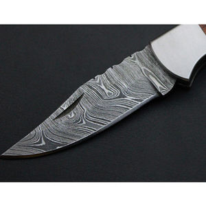 Cuchillos plegables para aventuras al aire libre con hoja de acero inoxidable y sistema de bloqueo seguro para un uso diario confiable y seguro en el campo. - Product Image 4