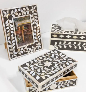 Organizador de Joyas de Madera con Incrustaciones de Hueso y Madreperla, Decoración Hecha a Mano - Product Image 1