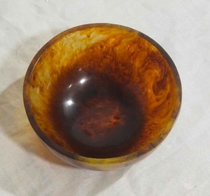 Bol décoratif en résine coloré fait main, best-seller, pour servir des collations et des fruits, disponible pour la vente en gros - Product Image 1