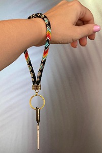 WE HERE EXPORTS Cadena de Muñeca Hecha a Mano para Mujer con Perlas de Imitación, Diseño de Llave Colorida, Soporte Duradero para Anillos, Uso Diario - Product Image 2