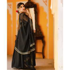 Vestido Negro con Rubíes Hecho a Mano, Corte en A, con Bordado Floral, Cintura Imperio, Talla XS, Hecho de Tela de Chifón - Product Image 3