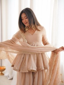 ชุดสัลวาร์ คามีซสีเบจสไตล์ชาติพันธุ์สำหรับผู้หญิง ชุดเสื้อเปปลัมและกางเกงปาลาซโซ่ สำหรับงานแต่งงาน งานปาร์ตี้ และงานอีด - Product Image 4