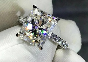 Anillo de Compromiso de Diamante de Corte Radiante de 4 Quilates con Aspecto de Lujo, Oro Amarillo, Engaste de Tensión, para Aniversario, Uso Diario, Clásico - Product Image 4