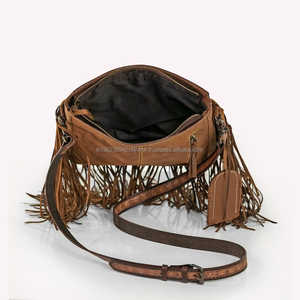 Bolso cruzado bohemio hecho a mano de piel de vaca con detalles en turquesa estilo de piel occidental con flecos - Product Image 5