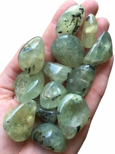 Pierres de préhnite polies, pierres précieuses vertes naturelles de forme irrégulière pour la décoration intérieure Feng Shui, agate de Rais du Gujarat - Product Image 4