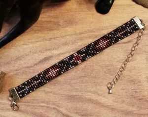 Bracelet artisanal en perles avec motif noir, jaune et argent et pompon pour la fabrication de bracelets NOUSHAD HANDICRAFTS Certifié IGI - Product Image 3