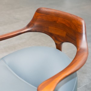 Fauteuil pivotant moderne en bois de noyer du Vietnam avec siège rembourré en cuir noir et base en métal doré, mobilier d'hôtel PISANO - Product Image 3