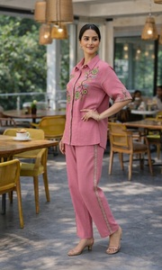 Collection de tenues coordonnées pour femmes de qualité supérieure, avec manches courtes, disponibles pour le bureau et les soirées, à prix abordable. - Product Image 2