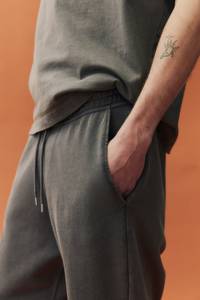 Jogging homme de qualité supérieure, dernier design, séchage rapide, respirant, coupe ample, jambe droite, avec deux poches latérales et une poche arrière. - Product Image 2