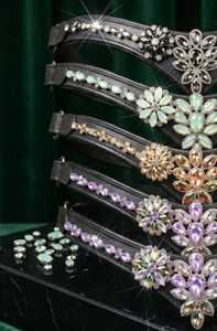 Correa de frente para caballo estilo inglés de cuero genuino negro personalizable Rub International con estrella de diamantes de imitación dorados - Product Image 3