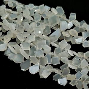 Piedra lunar blanca natural facetada, forma escaleno, cuentas de piedra preciosa tipo briolette para la fabricación de joyería, cuentas de piedra lunar facetadas al por mayor. - Product Image 2