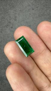 Émeraude naturelle de 5,66 carats, provenant de la mine de Zambie, taille baguette, pierre précieuse verte, certifiée IGI, bijoux de luxe sur mesure - Product Image 3