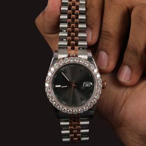 Montre pour homme élégante en acier inoxydable bicolore avec cadran noir, chiffres romains, sertie de moissanite et diamants, design personnalisé, bijoux fins - Product Image 2