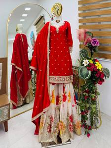 Nuevo Conjunto de Diseñador para Bodas y Fiestas, Top de Seda Chinon con Bordado y Lentejuelas, Sharara y Dupatta Reversible - Product Image 4