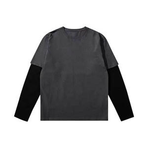 T-shirt décontracté personnalisé de haute qualité, style délavé à l'acide, à double manche, 100% coton, double couche, imprimé sérigraphié, noir et crème - Product Image 2